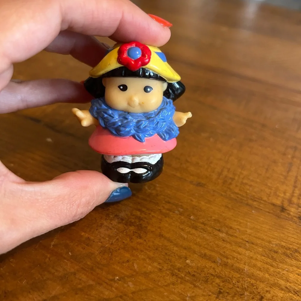 2002 Fisher Price Little People SONYA LEE TEA PARTY GIRL wearing Yellow Hat